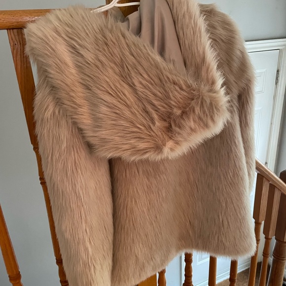 BB Dakota faux fur jacket with hood - Picture 4 of 5